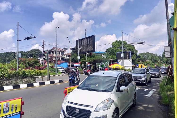 Kondisi arus lalu lintas di pintu masuk Puncak Bogor tepatnya di Simpang Gadog, Jalan Ciawi, Kabupaten Bogor, Jawa Barat, Kamis (11/4/2024)