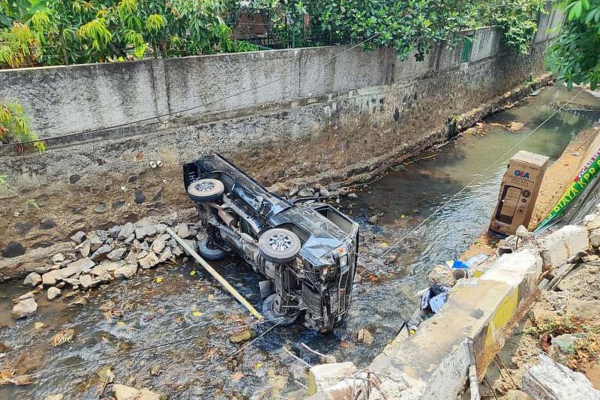 Mobil pikap terjun bebas ke kali usai menabrak beton pembatas jalan di Jalan Raya KSU, Kecamatan Sukmajaya, Depok pada Jumat (6/10/2023).