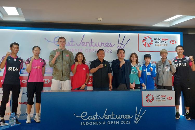 Fajar Alfian (paling kiri) saat menghadiri konferensi pers Indonesia Open 2022 di Istora Senayan, Jakarta, Senin (13/6/2022). 