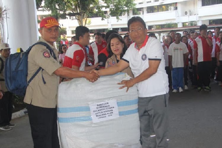 Sekretaris Provinsi  Sulawesi Utara Edwin Silangen melepas 10 orang Taruna Siaga Bencana Indonesia (Tagana) dan bantuan ke korban gempa bumi di Lombok, Nusa Tenggara Barat (NTB), Jumat(10/8/2018)