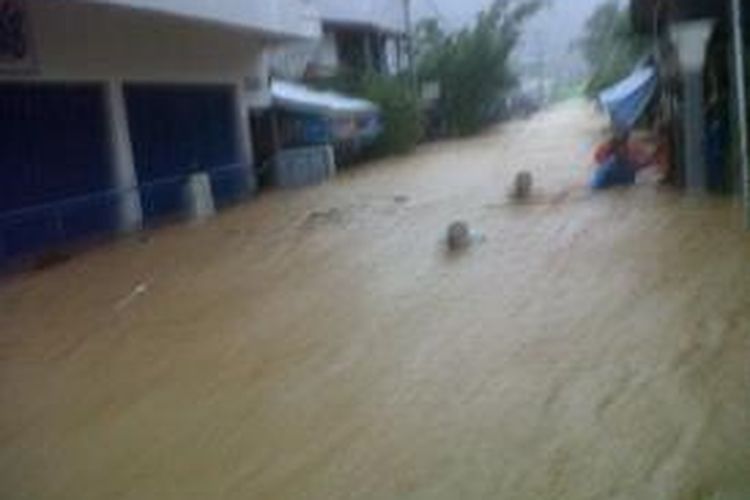 Banjir melanda Kota Ambon, Maluku, Selasa (30/7/2013). Menurut data Badan Penanggulanan Bencana Daerah (BPBD) Ambon, delapan orang meninggal, tujuh orang hilang, dan puluhan lainnya terluka akibat bencana tersebut.