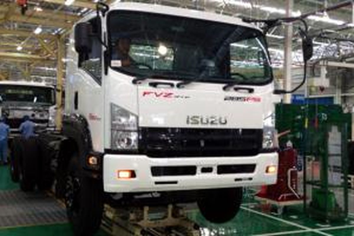 Produksi truk menengah Giga di pabrik baru Isuzu, di Karawang, Jawa Barat.