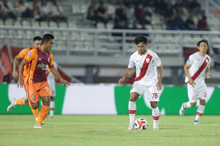 Momen perebutan bola laga pekan keenam Super League 2025-2026 antara Borneo FC vs Persis Solo di Stadion Segiri, Samarinda, Senin (22/9/2025).