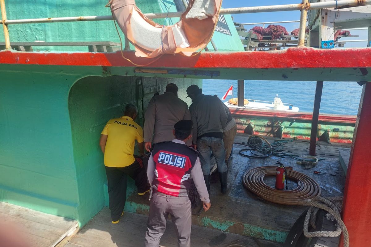Polisi saat melakukan olah Tempat Kejadian Perkara (TKP) terkait tiga orang ABK alami luka bakar terkena ledakan saat memperbaiki kapal ikan KM Bina Sejati di Dermaga Barat bagian selatan Pelabuhan Benoa, Denpasar, Bali, pada Selasa (25/7/2023) sekitar pukul 09.30 Wita.  /Dok. Humas Polresta Denpasar