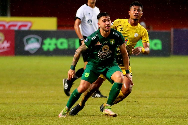 Pemain asing Persebaya Surabaya Higor Vidal dijaga ketat Barito Putera Bagas Kaffa saat pertandingan pekan ke-12 Liga 1 2022-2023 yang berakhir dengan skor 3-2 di Stadion Maguwoharjo Sleman, Selasa (6/12/2022) sore.