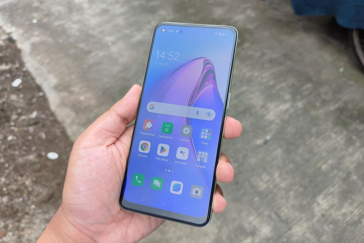 Oppo Reno 8 Z 5G mengadopsi panel AMOLED 6,43 inci dengan resolusi Full HD Plus, refresh rate 60 Hz, rasio layar 20:9, dan tingkat kecerahan (brightness) mencapai 600 nits. Meski tingkat kecerahannya hanya 600 nits, layar ponsel juga tergolong masih cukup nyaman dipakai di bawah terik sinar matahari. 