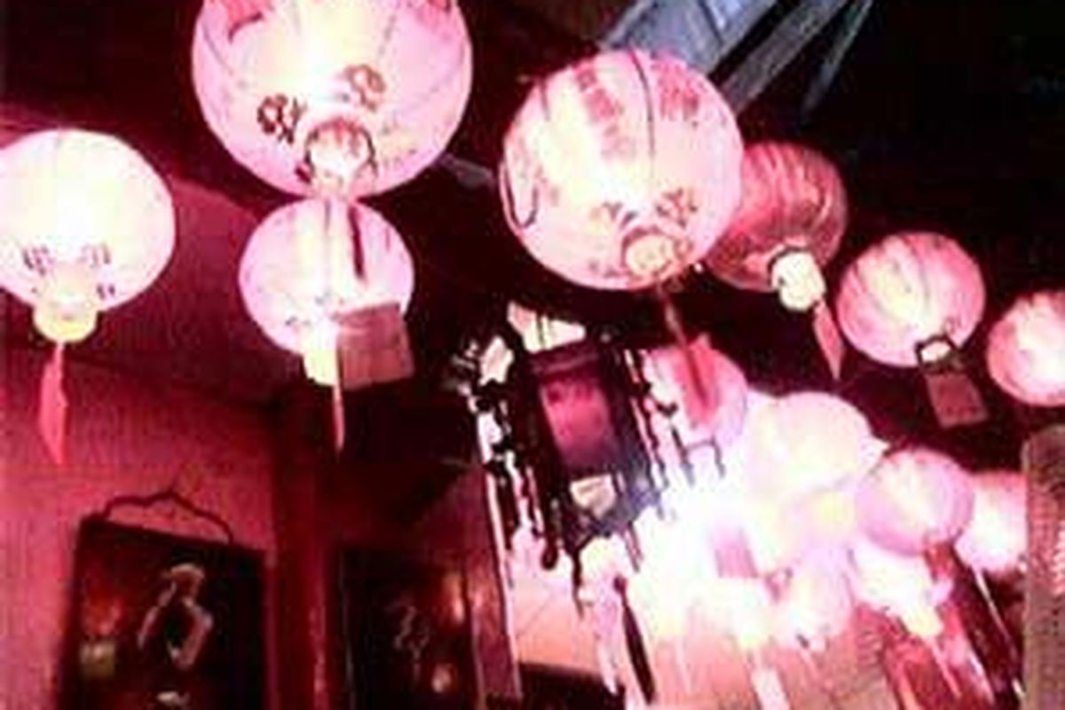 Lampion-lampion yang dipasang di Klenteng Sin Tek Bio, Pasar Baru, Jakarta Pusat, dalam rangka menyambut Imlek, Kamis (31/1).