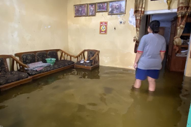 Kondisi banjir di rumah Umilatun Nisa, Kalipecabean, Sidoarjo, Selasa (17/12/2024)