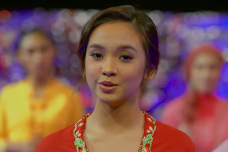 Tiara dalam video klip lagu Indonesia Jaya