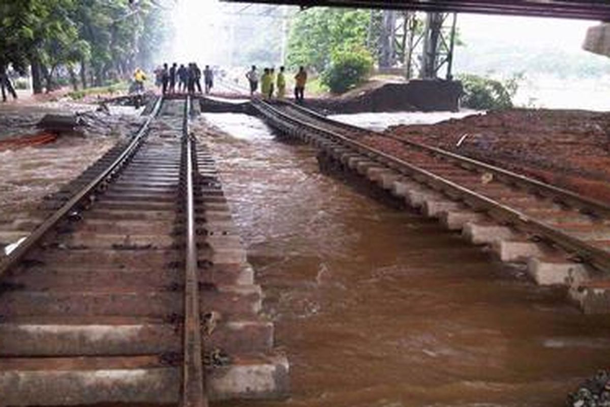 Tanggul Kanal Banjir Barat yang jebol di Jalan Latuharhari, Jakarta Pusat, Kamis (17/1/2013).  