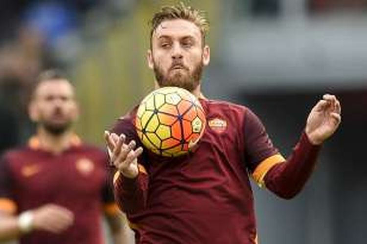 Gelandang AS Roma, Daniele De Rossi, mengalami cedera betis saat timnya melawan Real Madrid di ajang Liga Champions, Rabu (17/2/2016) atau Kamis dini hari WIB. Dia pun harus menepi selama satu bulan.