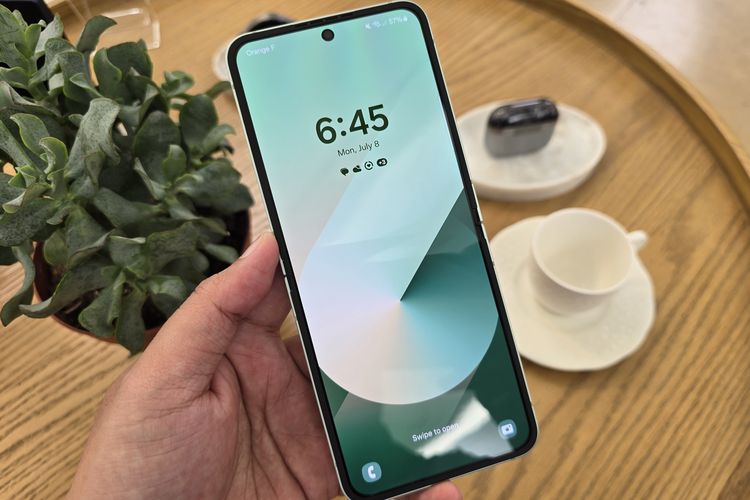 Layar utama Samsung Galaxy Z Flip 6 yang beresolusi FHD+, berbentang 6,7 inci, panel AMOLED 2X, refresh rate adaptif 120Hz (1 ~ 120Hz).
