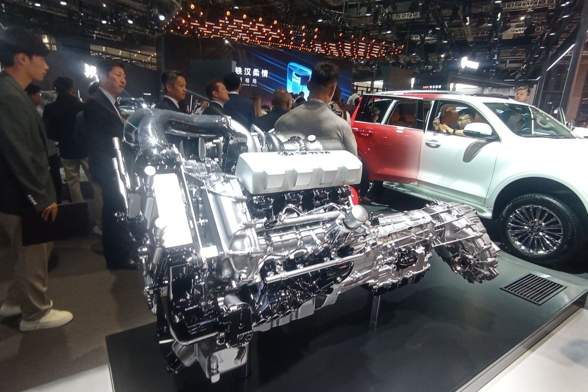 Mesin diesel V8 di booth Tank Shanghai Auto 2025