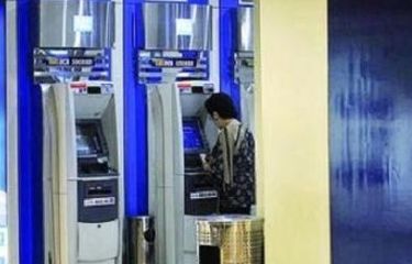 Ilustrasi: Pengunjung sedang melakukan transaksi di ATM BCA, kode bank BCA, KlikBCA Individual