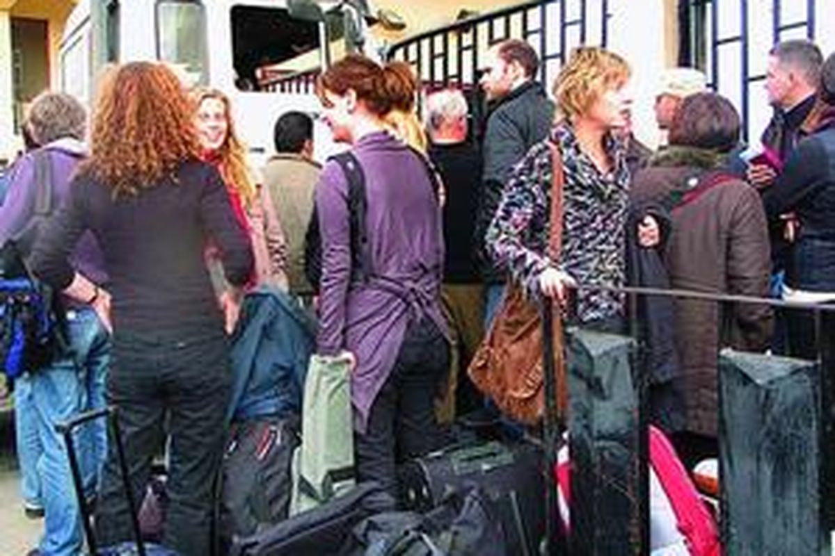 Para wartawan dari berbagai negara menunggu di depan Pintu Gerbang Rafah, Mesir, untuk diizinkan masuk ke Jalur Gaza, Selasa (20/1). Pada hari Rabu, izin masuk ke Jalur Gaza diberikan kepada wartawan. 