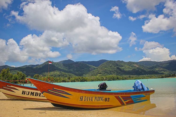 Perahu yang bisa disewa di Danau Pading, Bangka Tengah.