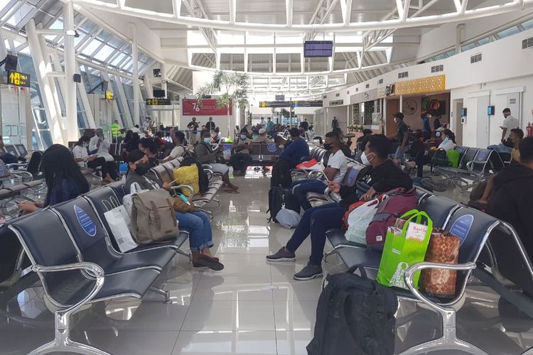 Penumpang pesawat di Bandara El Tari Kupang, Nusa Tenggara Timur (NTT), sedang berada di ruang tunggu, Jumat (8/4/2022) 