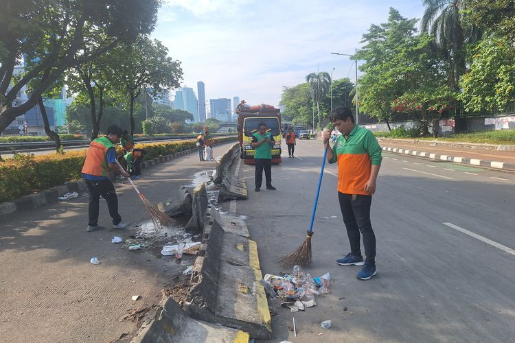 Cerita Perjuangan Pasukan Oranye Bersihkan Sampah Aksi Massa Siang-Malam