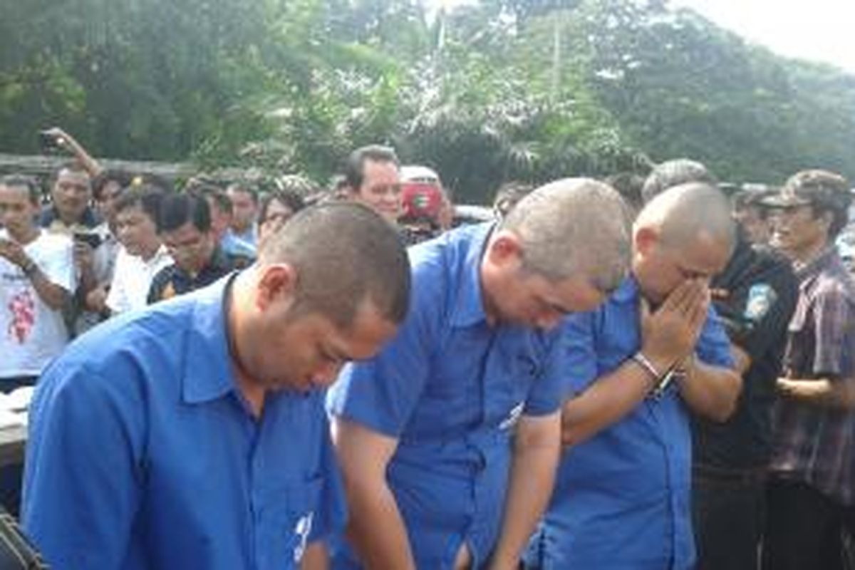 Tiga tersangka pengedar sabu-sabu ditangkap Direktorat IV Bareskrim Polri dan diperlihatkan kepada wartawan di kawasan Gambir, Jakarta Pusat, Senin (10/2/2014). Mereka merupakan anggota jaringan internasional sabu-sabu.