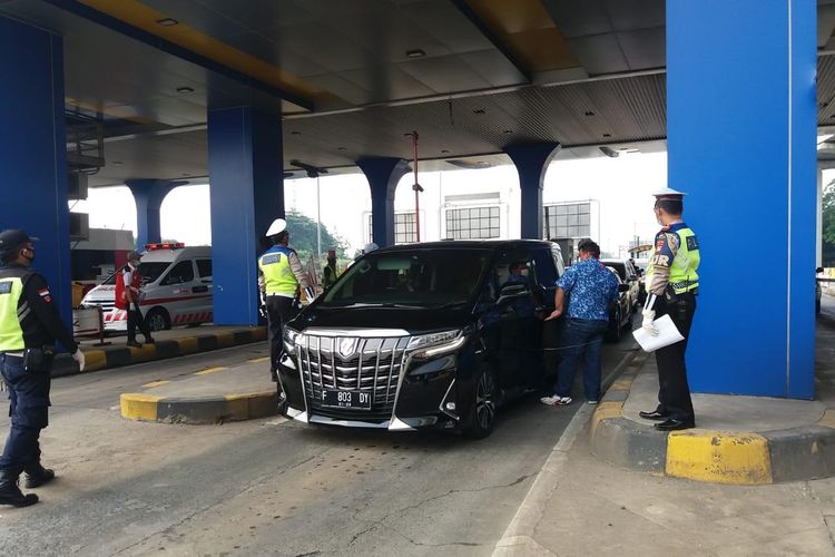 PT Hutama Karya (Persero) bersama Patroli Jalan Raya (PJR) berada di check-point Gerbang Tol (GT) Utama Pasar Rebo, Jakarta Timur untuk menerapkan Pembatasan Sosial Berskala Besar (PSBB) sesuai instruksi Pemerintah Provinsi (Pemprov) DKI Jakarta, Jumat (10/4/2020).