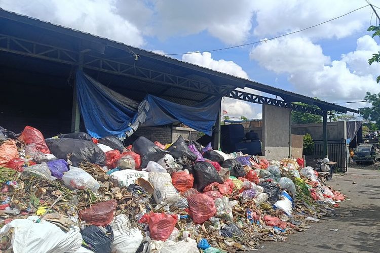 Gunungan Sampah TPST Depo di Tengah Realisasi SE Bali Bersih Gubernur Koster