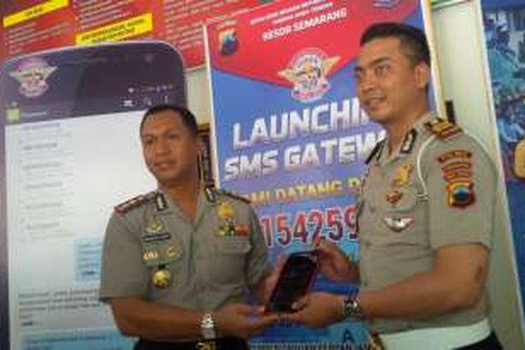 :Kapolres Semarang, AKBP Thirdy Hadmiarso (kiri) menyerahkan perangkat HP kepada Kasatlantas Polres Semarang AKP Dwi Nugroho saat peluncuran 