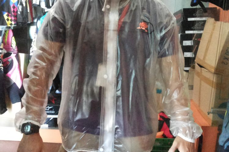 Jas hujan transparan yang dijual oleh produsen perlengkapan balap AHRS
