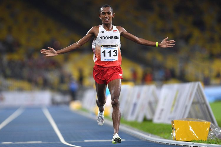 Atlet Indonesia Agus Prayogo melakukan selebrasi saat memasuki garis finish nomor lari 10.000 meter putra SEA Games XXIX Kuala Lumpur di Stadion Bukit Jalil, Kuala Lumpur, Malaysia, Jumat (25/8/17) malam. Agus berhasil menyabet medali emas dengan catatan waktu 30 menit 22,26 detik.