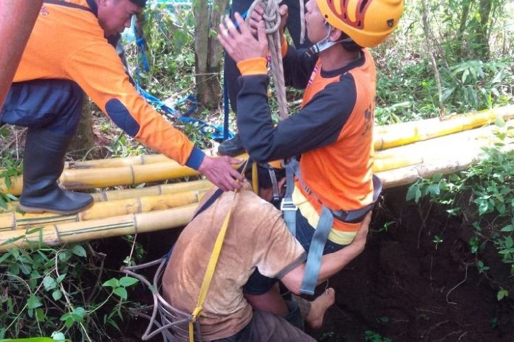 Regu penyelamat berhasil mengevakuasi seorang pria dari dasar sumur berkedalaman lebih dari 15 meter di sebuah kebun kosong di Lingkungan Ngancar, Bawen, Kabupaten Semarang, Minggu (2/4/2017) siang.