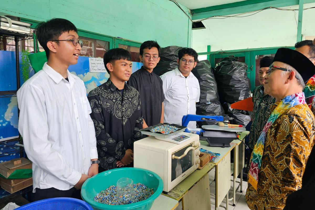 Sejumlah siswa SMA Negeri 7 Banjarmasin, Kalimantan Selatan punya cara sendiri untuk mengatasi masalah lingkungan khususnya sampah plastik di sekolah. Dari daur ulang sampah plastik, mereka bahkan bisa memproduksi barang yang bernilai ekonomi.