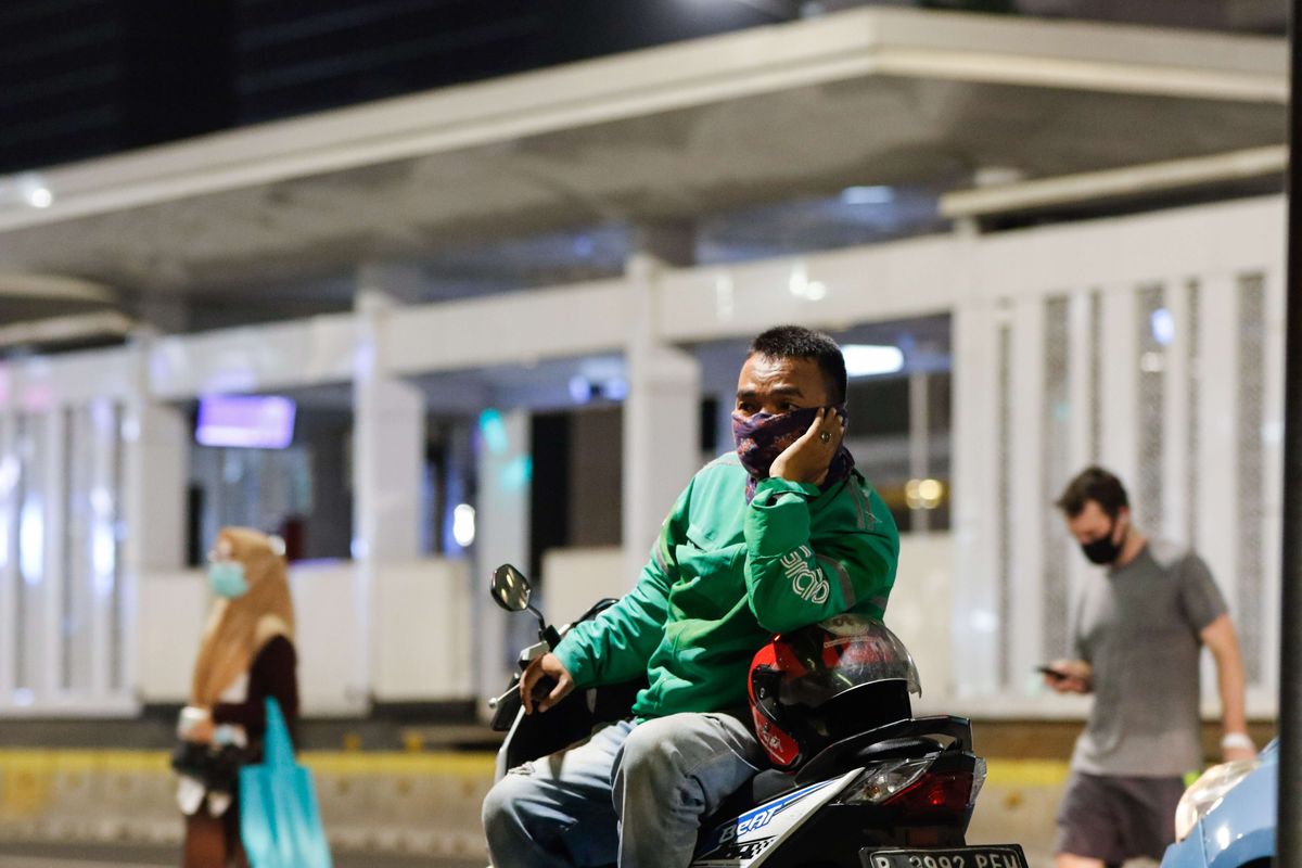 Pengemudi ojek daring beristirahat di kawasan Jalan MH Thamrin, Jakarta, Senin (22/4/2020). Di tengah pandemi Covid-19 dalam situasi yang sangat berat, pemerintah mengumumkan akan terjadi peningkatan jumlah angka kemiskinan hingga 3,78 juta orang.