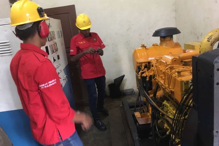 Salah satu mesin pembangkit listrik tenaga diesel milik PT PLN (Persero) Wilayah Riau dan Kepulauan Riau di Pulau Sabang Mawang, Kecamatan Pulau Tiga Barat, Kabupaten Natuna, Kepulauan Riau. Gambar diambil pada Rabu (18/10/2017) petang.