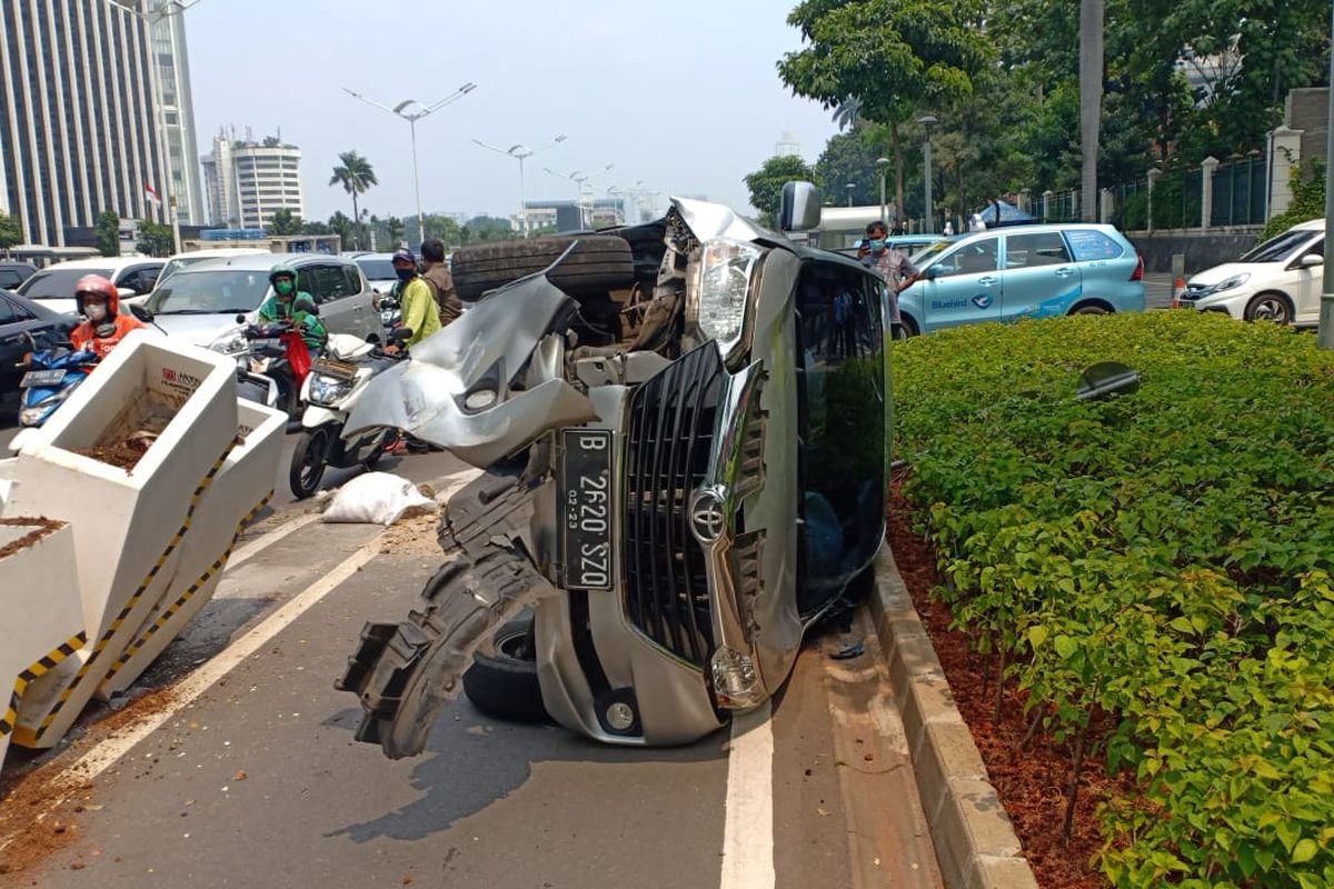 Kecelakaan tunggal Avanza di Jalan Jenderal Sudirman, Kamis (22/4/2021).