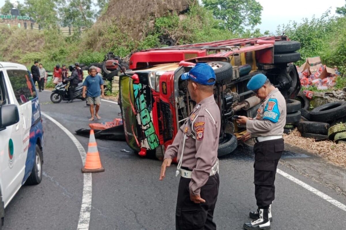 Truk pengangkut air mineral terguling di bukit Bego, Imogiri, Bantul, Selasa (2/12/2025)