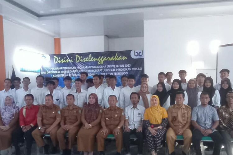 Para peserta pelatihan desain grafis di Pringsewu, Lampung, Selasa (26/9/2023). 