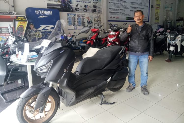 Siswanto, pedagang bumbon di Pasar Sragen, Jawa Tengah membeli Yamaha Max secara tunai menggunakan uang pecahan.