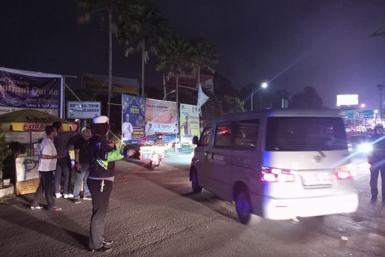 Polisi membuka dua lajur arus lalu lintas di jalan menuju kawasan wisata Puncak, Bogor, Jawa Barat, Sabtu (13/4/2024) pukul 23.00 WIB.
