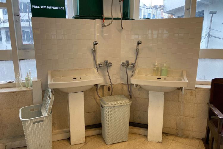 Westafel lawas di Shin Hua Barbershop yang masih berfungsi saat sampai in