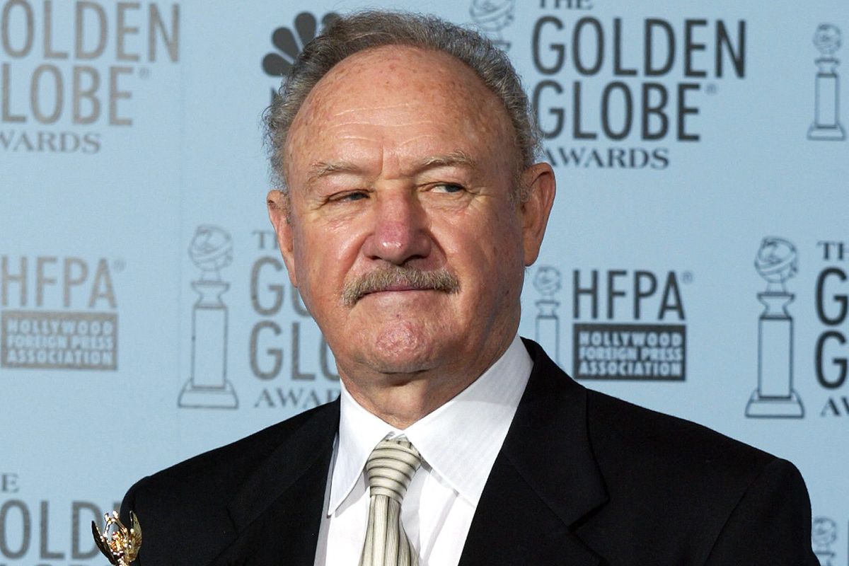 Aktor Gene Hackman menghadiri Golden Globe Awards pada 19 January 2003 di Beverly Hills, California.  Kabar terbaru, Gene Hackman dan istrinya, Betsy Arakawa, ditemukan meninggal dunia di rumah mereka di New Mexico pada 27 Februari 2025. 