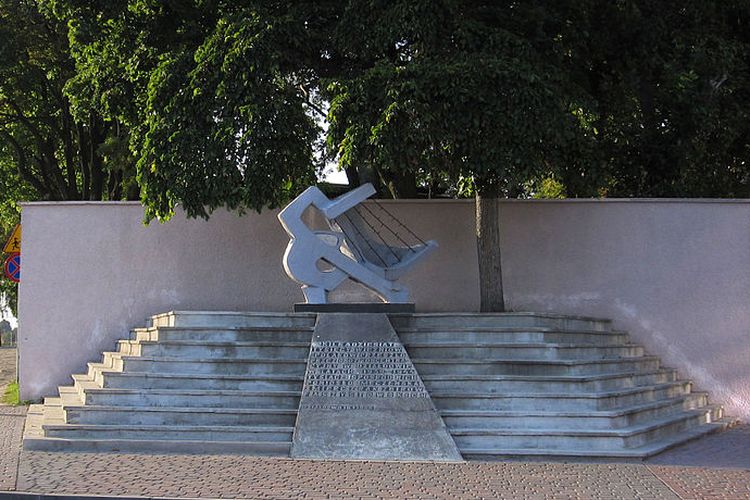 Sebuah monumen untuk mengenang para korban kamp konsentrasi Nazi Jerman di Dzialdowo, Polandia, selama Perang Dunia II