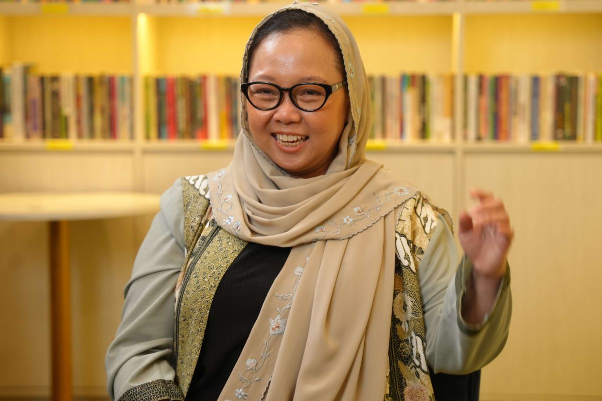Direktur Jaringan Gusdurian, Alissa Wahid berpose saat diwawancara KOMPAS.com dalam program Gaspol di PBNU, Kramat, Jakarta Pusat, Senin (17/3/2025).