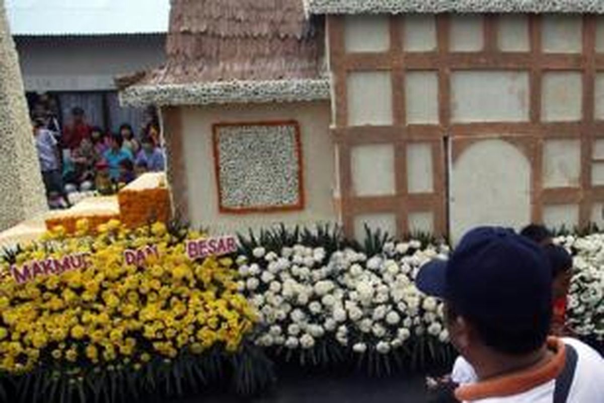 Warga menyaksikan parade bunga, Tournament of Flower (TOF) yang berlangsung di sepanjang Kota Tomohon, Sulawesi Utara, Rabu (8/8/2012).  