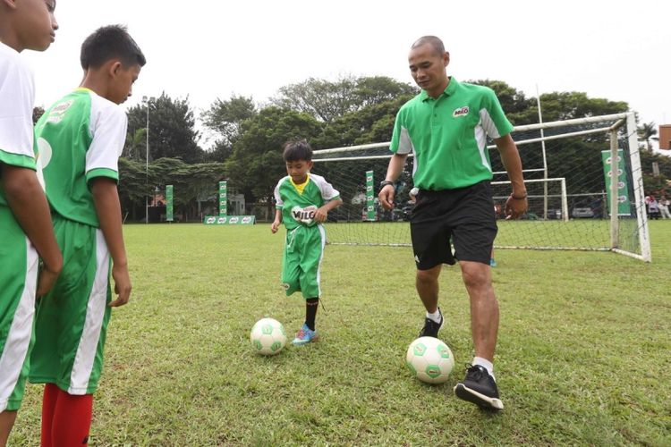 Mantan atlet tim nasional sepak bola Indonesia Kurniawan Dwi Yulianto saat mengawasi para peserta Milo Road To Barcelona di Intermational Sports Club Of Indonesia, Ciputat, Tangerang Selatan, Sabtu (15/7/2017). Kelima pemain ini akan mendapatkan pelatihan di FCBscola Barcelona dan berkesempatan mengunjungi FC Barcelona.