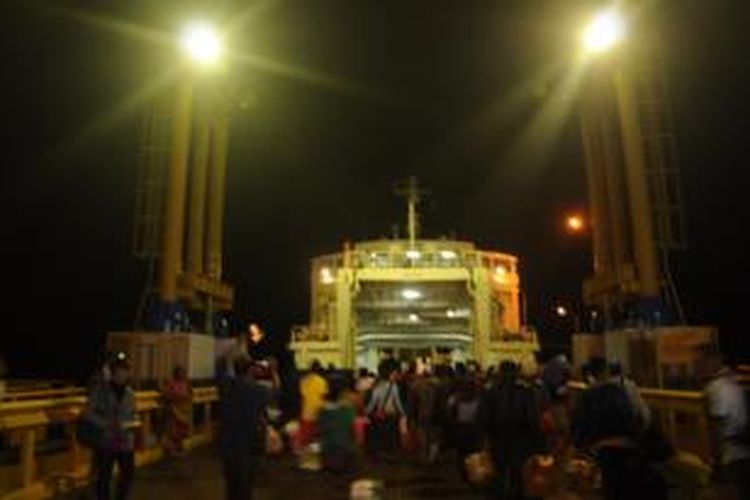 Suasana arus mudik lebaran 2013, penumpang pejalan kaki dan yang membawa kendaraan terlihat teratur saat menaiki kapal feri di pelabuhan fery Kolaka, Sulawesi Tenggara.