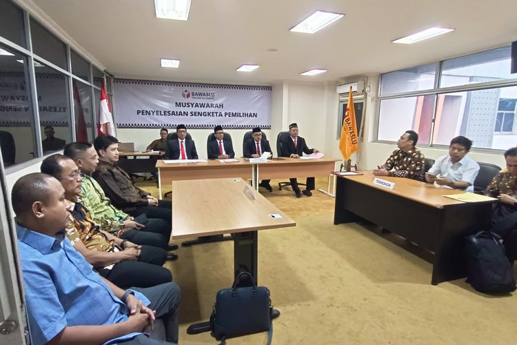 Musyawarah tertutup kedua Dharma Pongrekun-Kun Wardana di kantor Bawaslu Provinsi DKI Jakarta, Kamis (27/6/2024).(Dok. Bawaslu DKI Jakarta)