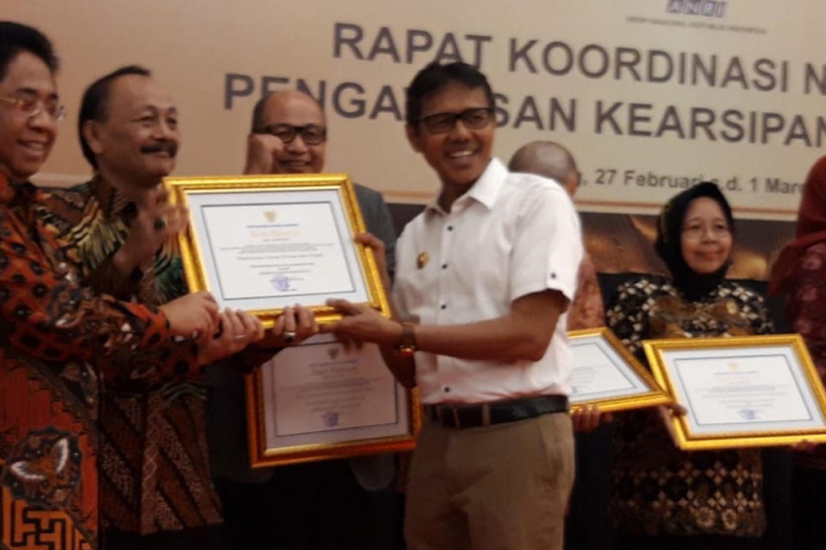 Pada Rapat Koordinasi Evaluasi Hasil Pengawasan Kearsipan Tahun 2019 di Padang, Sumatera Barat, Rabu (27/2/2019), Arsip Nasional Republik Indonesia (ANRI) memberikan penghargaan kepada Jawa Tengah sebagai provinsi pengelola arsip terbaik se-Indonesia. 