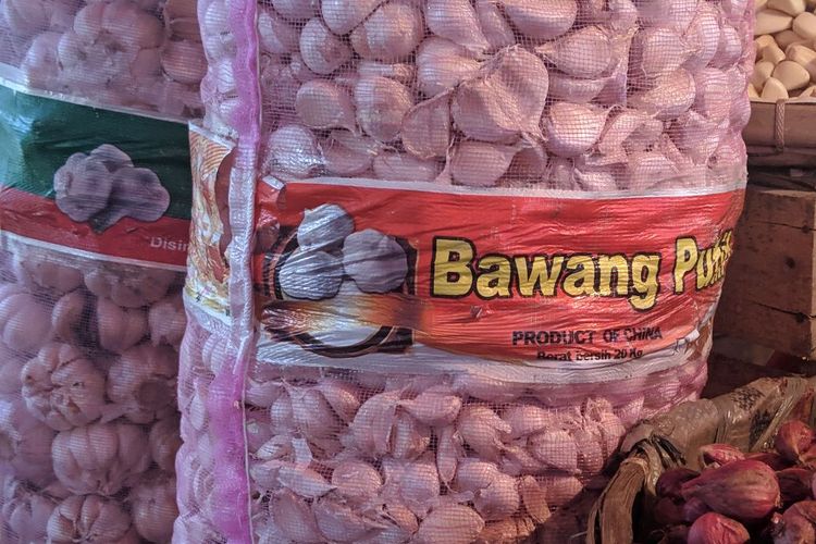 Bawang putih impor asal China di Pasar Anyar Kota Tangerang, Rabu (12/2/2020)