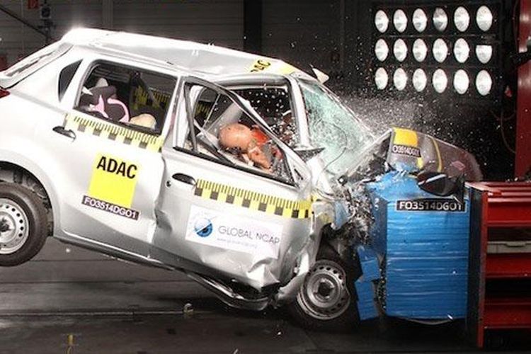 Datsun GO sedang diuji tabrak oleh ASEAN NCAP