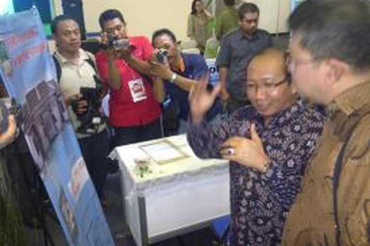 Staf Menteri Perumahan Rakyat (Menpera) I Nyoman Swada, saat mengunjungi pameran perumahan se Jatim di Kota Malang, Selasa (3/9/2013).