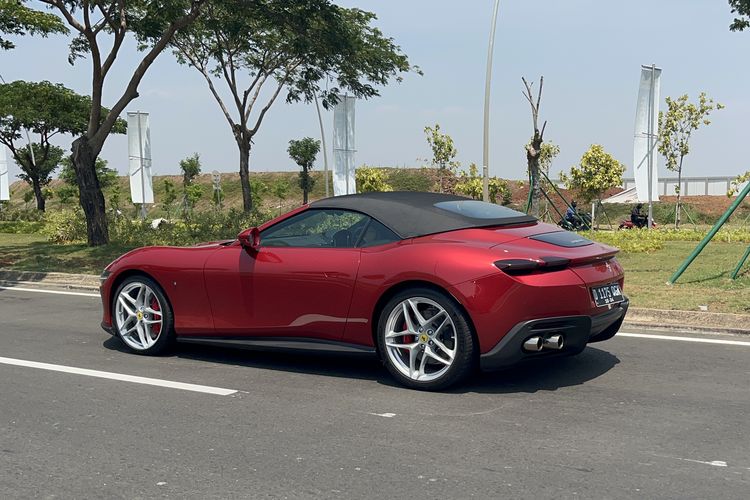 Test drive Ferrari Roma Spider